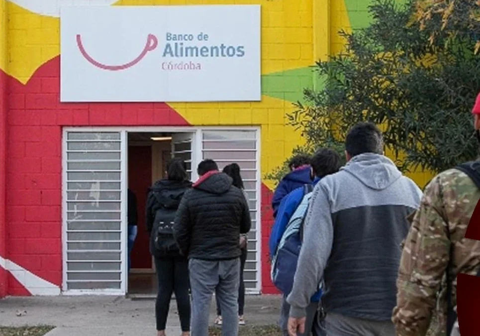 Córdoba: supermercados entregan un 60% menos de mercadería al Banco de Alimentos debido a la crisis y a la venta de productos próximos a vencer.