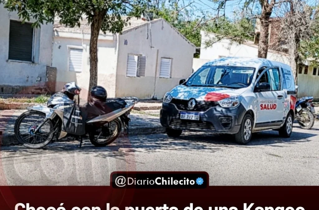 Chocó con la puerta de una Kangoo del Ministerio de Salud en barrio Pomán y terminó con fractura de clavícula.