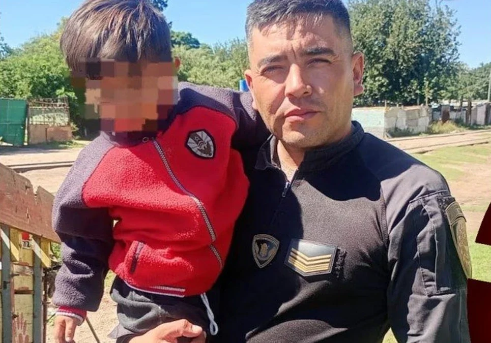 Ciudad de Córdoba: rescatan a un nene de tres años segundos antes del paso de una locomotora.