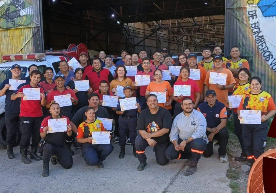 Concluyó el curso provincial de bomberos en Chilecito: especialistas de Tucumán enseñaron a fabricar antenas de emergencia