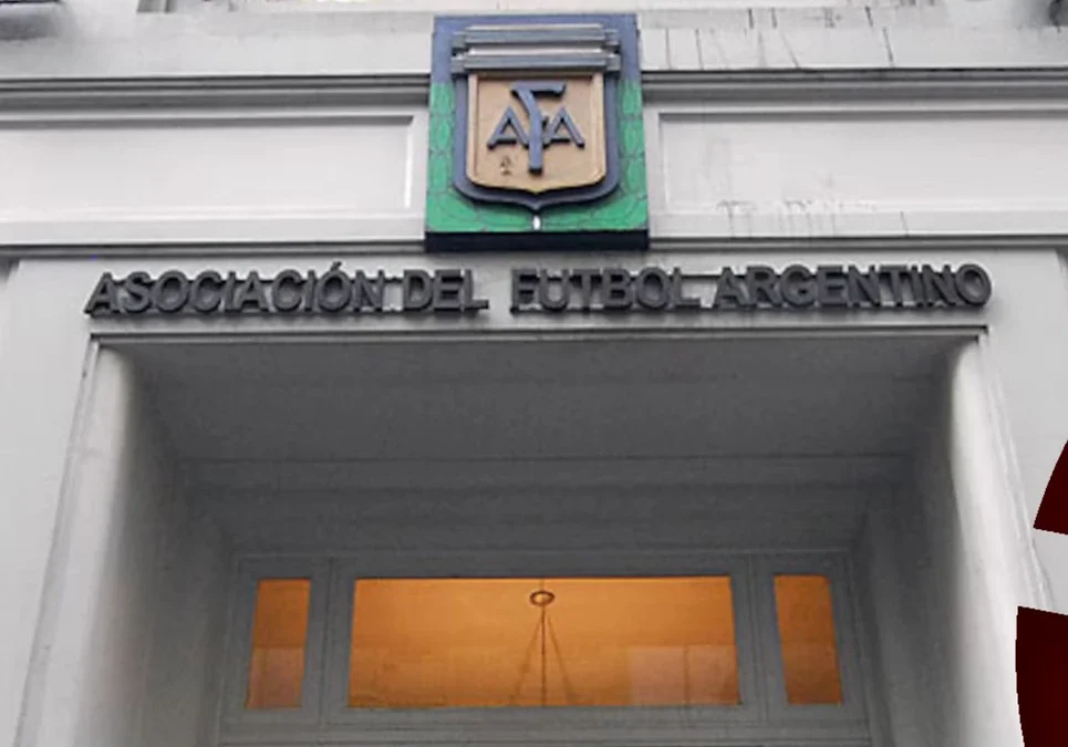 El asesor legal de la AFA denunció trasfondo político y apuntó al entorno presidencial por las acusaciones de corrupción.