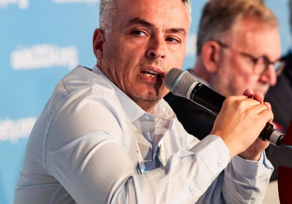 El diputado Esteban Paulón denunció el uso del avión presidencial para el traslado de la esposa de Manuel Adorni.