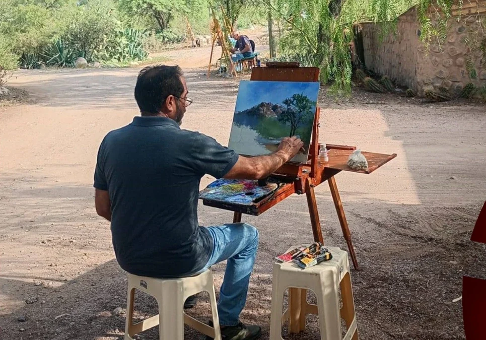 Finaliza el taller de pintura impresionista con una exposición al aire libre de obras paisajistas al óleo.