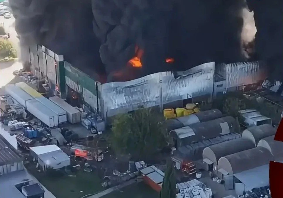 Fuego en un depósito de pinturas en Buenos Aires: múltiples dotaciones de bomberos intentan frenar el avance de las llamas.