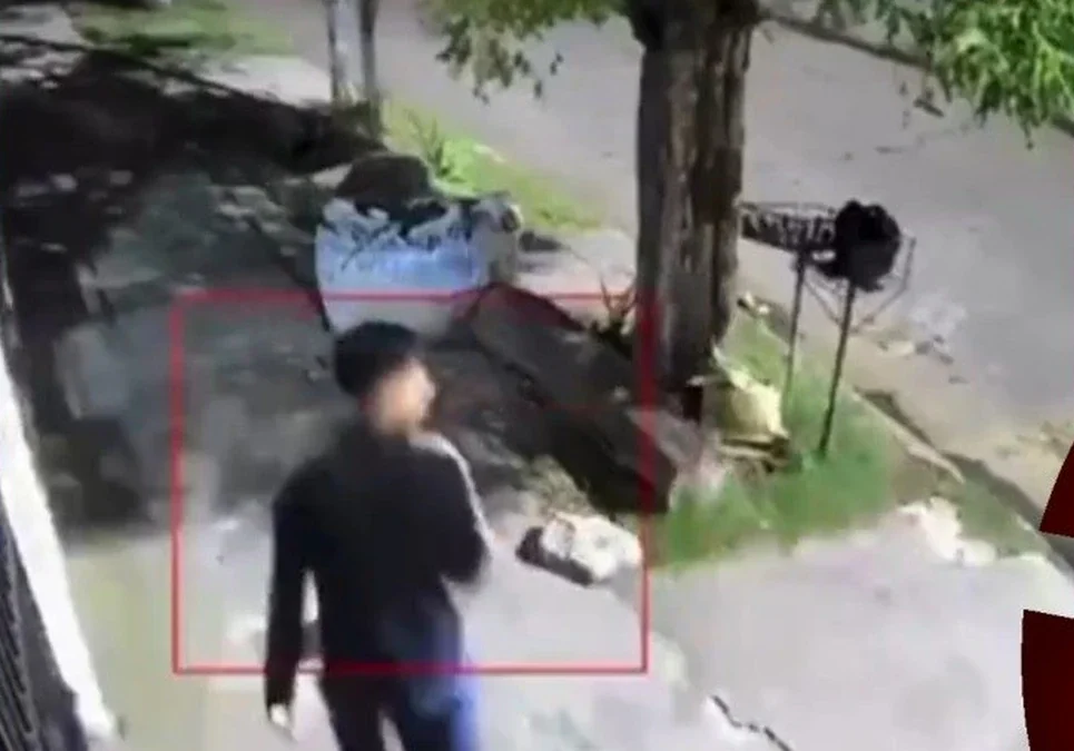 Motochorros atacaron a tiros a un hombre que logró escapar de un robo en Tres de Febrero, Buenos Aires.