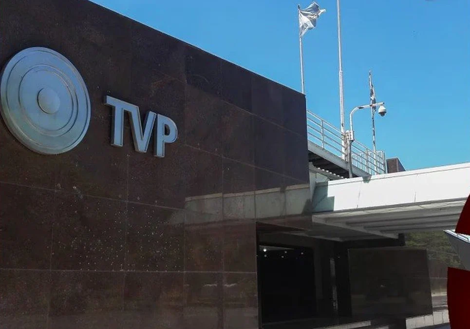 Operativo policial en la Televisión Pública: buscan facturas y documentos por el viaje de Adorni.
