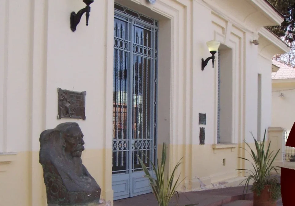 Padres de alumnos denuncian estafa millonaria por parte de empresa e intermediarios por la venta de buzos de egresados en mal estado.