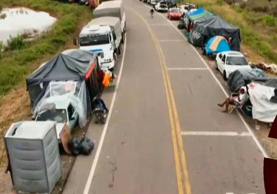 Tensión en Tucumán: familias inundadas denuncian que el Gobierno ordenó desalojar los campamentos a la vera de la ruta.