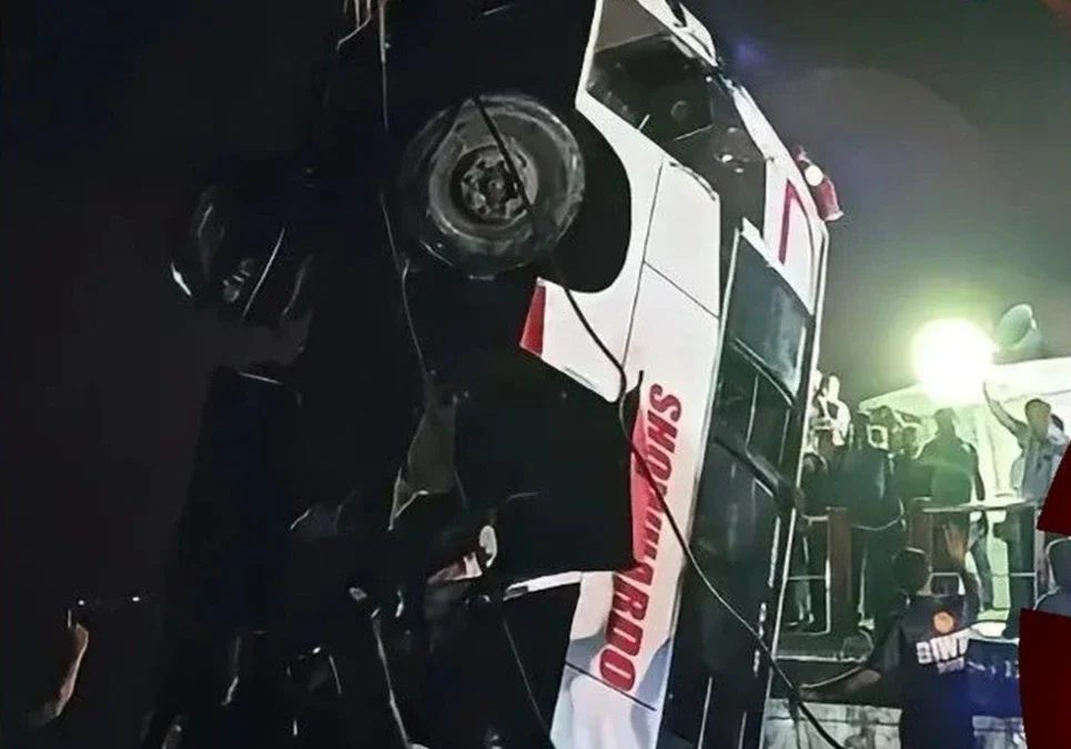 Un autobús cayó al agua al intentar abordar un ferry en Bangladesh y murieron 26 personas