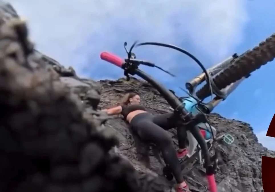 Un video registró el instante en que una ciclista resbaló y estuvo a punto de caer a un barranco en España.
