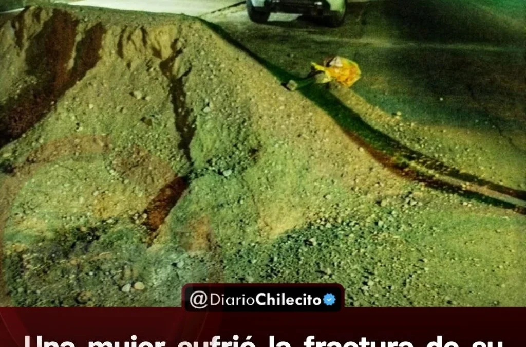 Una mujer sufrió la fractura de su fémur izquierdo tras chocar su motocicleta contra un montículo de arena a un lado de la Ruta 12.