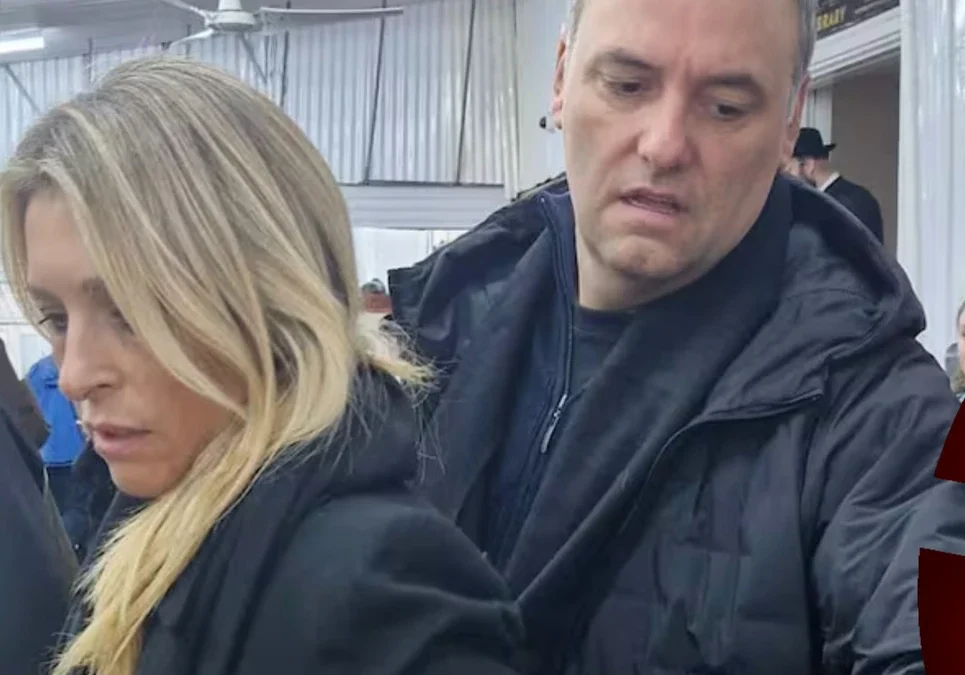 «Vine a Nueva York y traje a mi esposa porque es mi compañera de vida, pero vine a deslomarme», dijo Adorni.