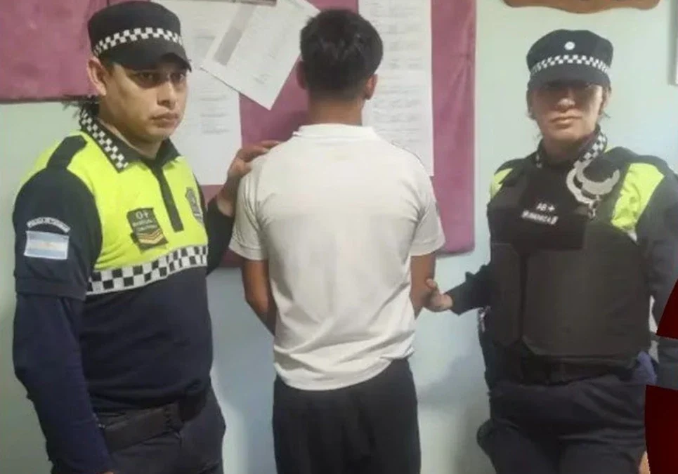 Alarma en una escuela de Tucumán: detuvieron a un alumno que tenía un arma cargada con seis balas.