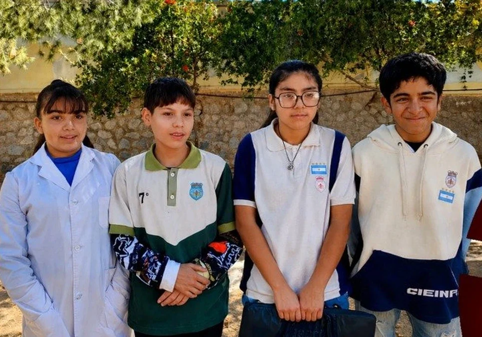 Alumnos de 7° grado de la escuela Ramírez de Velasco organizan rifas y locros para viajar a Buenos Aires.