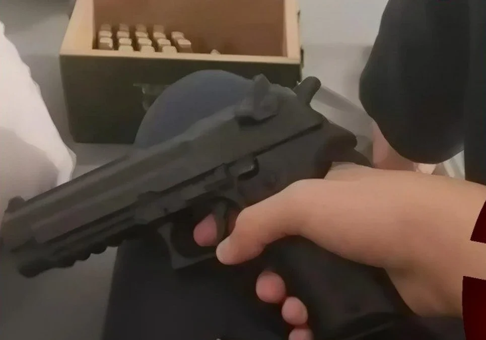 Buenos Aires endurece medidas por amenazas escolares: los padres deberán pagar hasta 6 millones de pesos por los operativos.