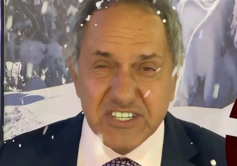 Con lluvia de telgopor para simular la nieve, Scioli lanzó la temporada turística invernal.