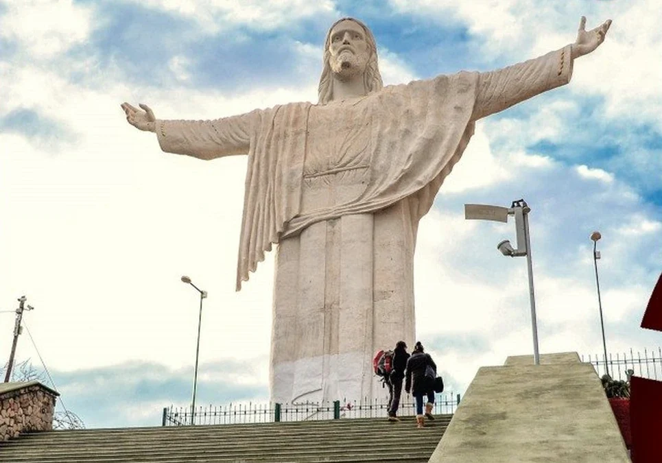 De San Luis a Chilecito: un viajero de 75 años cumplió su promesa en el Cristo del Portezuelo y resaltó la belleza del destino.