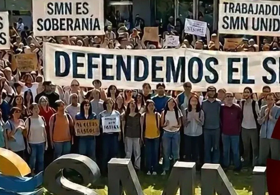 Denuncian el despido inminente de 240 empleados en el Servicio Meteorológico Nacional y hay protestas en la sede central.