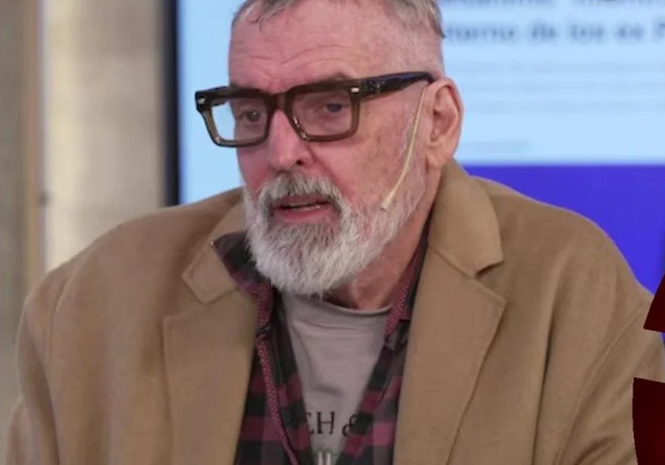 El diseñador Benito Fernández cerró su línea de ropa y denunció que el sector no habla por miedo a represalias.