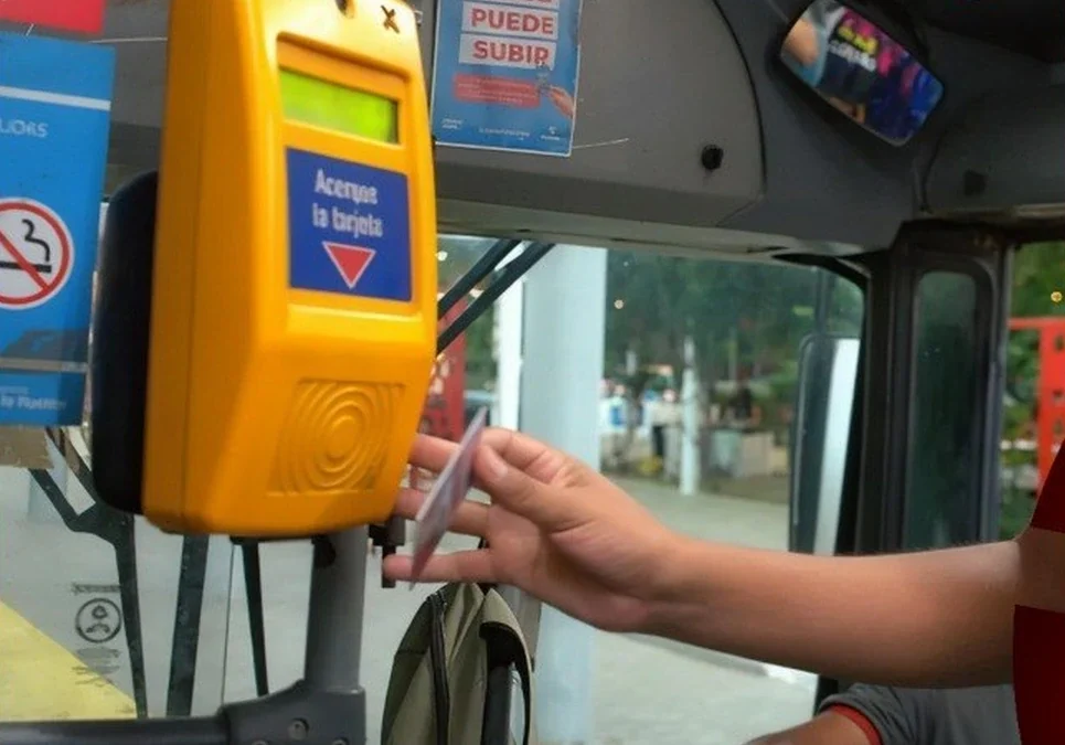 El Gobierno provincial ratificó la vigencia del Boleto Estudiantil Gratuito y entregó 670 tarjetas en la Universidad.