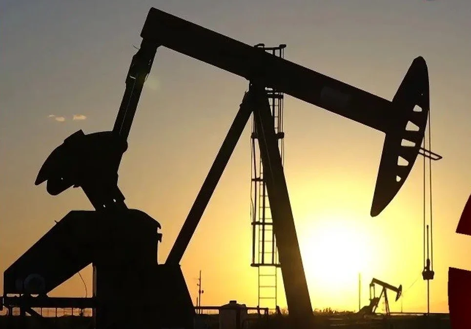 El precio del petróleo se dispara ante la posibilidad de un bloqueo prolongado en el Estrecho de Ormuz.