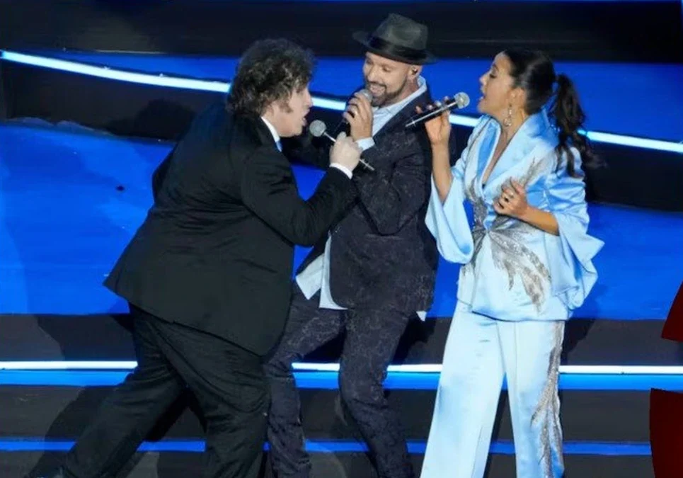 En medio de la crisis económica, el Presidente viajó a Israel y se mostró cantando en una ceremonia oficial.