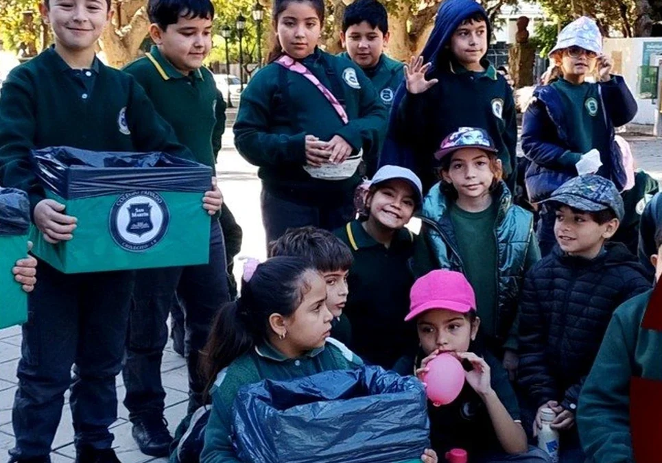 Estudiantes locales impulsan un proyecto de compostaje con residuos de café de confiterías.