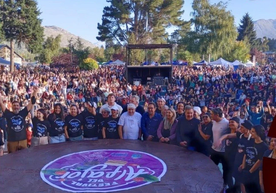 Histórico récord en Lago Puelo: elaboraron un alfajor gigante de 1.290 kilos para cerrar el festival regional.