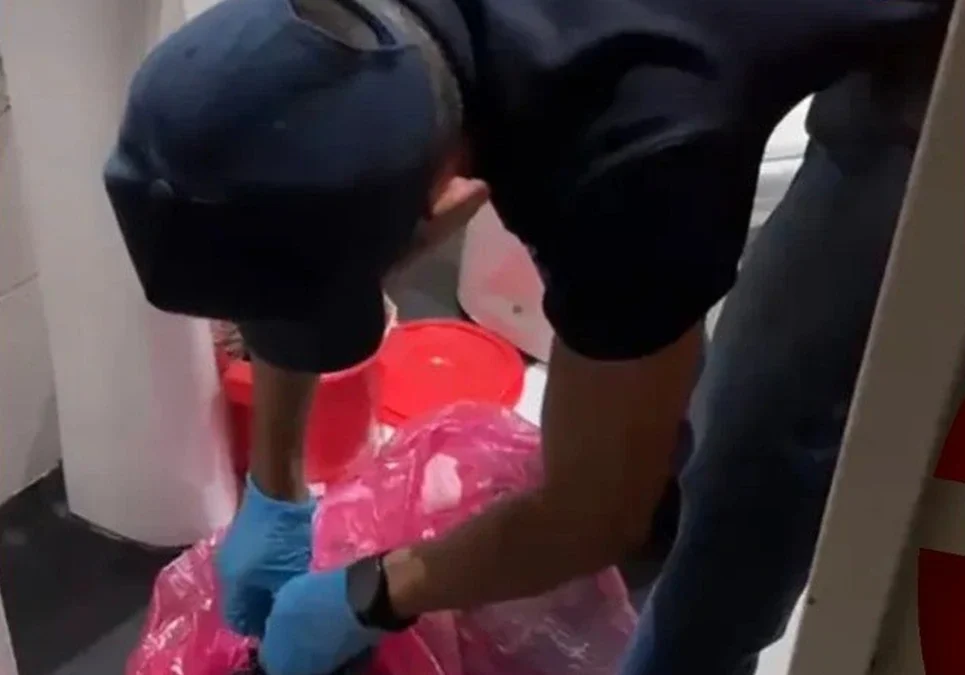 Horror en Villa Ballester, Buenos Aires: investigan el hallazgo de ocho fetos en bolsas de basura dentro de una clínica.