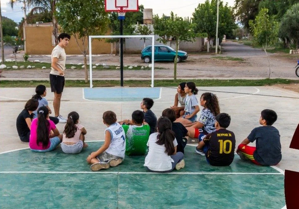 Impulsan escuelas deportivas y charlas de prevención de adicciones en los distritos de la ciudad.