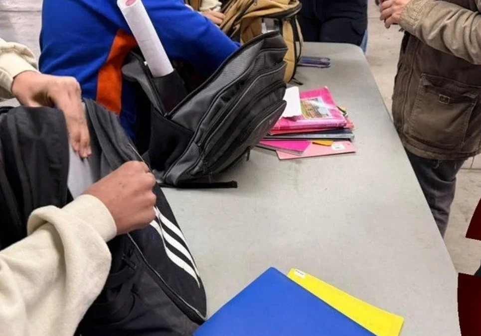 Inician controles de mochilas en una escuela primaria de Buenos Aires tras recibir una amenaza.