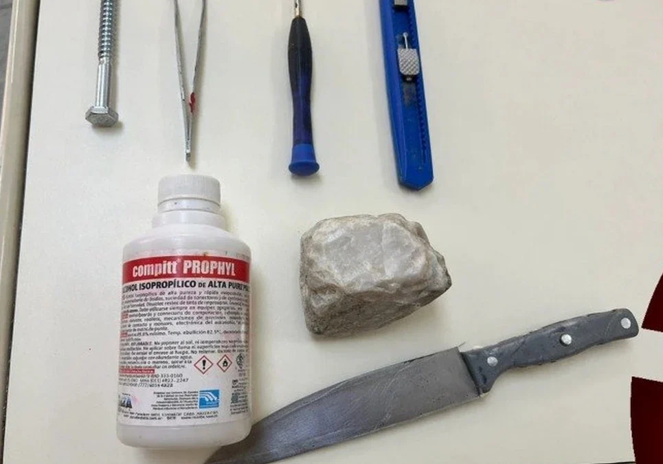 Operativo policial en una escuela local: secuestraron un cuchillo tipo carnicero y allanaron la casa de un estudiante.