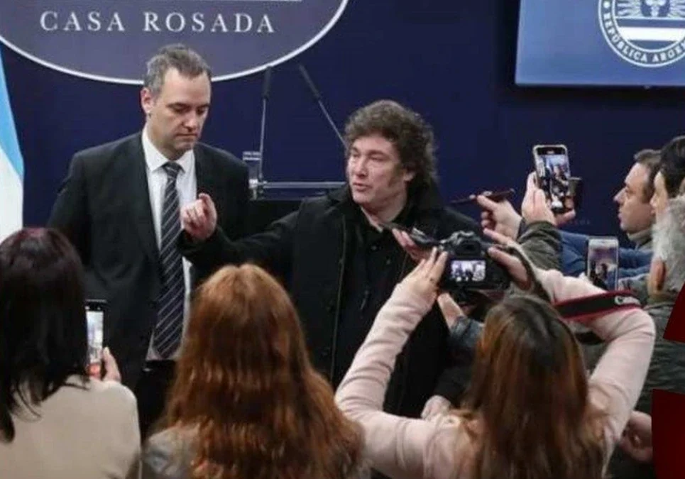 Periodistas denuncian en el Congreso que el Ejecutivo solicita «cabezas» de comunicadores a las empresas de medios.
