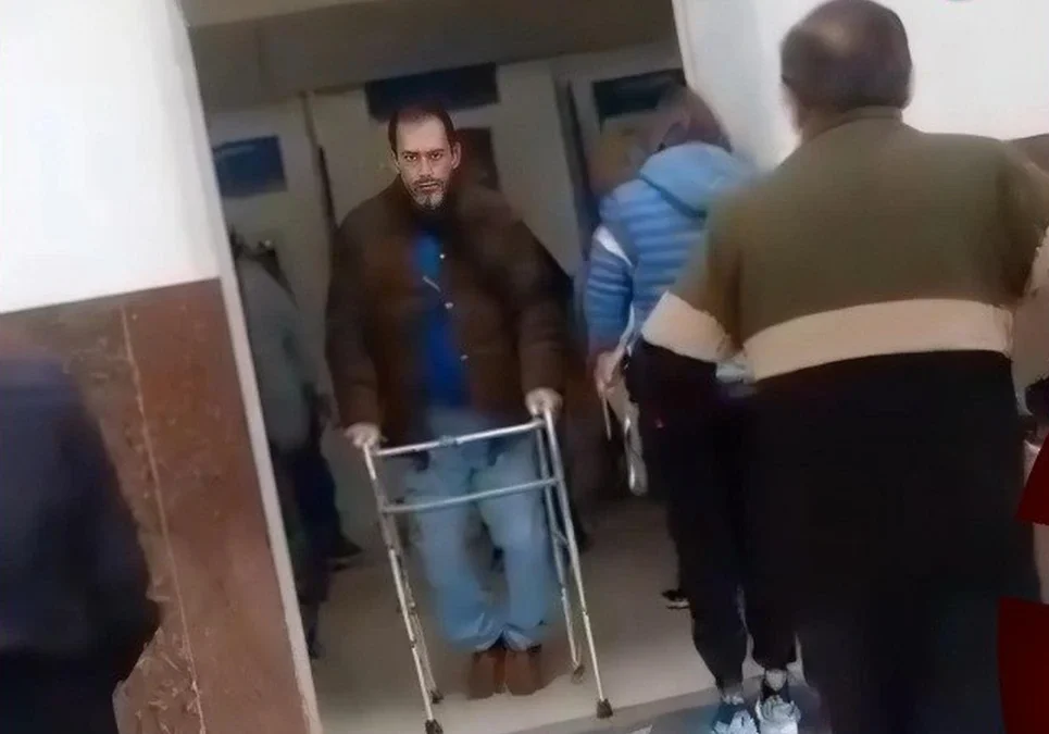 Polémica en Córdoba: usó un andador para que lo atendieran antes y al salir se fue caminando con normalidad.
