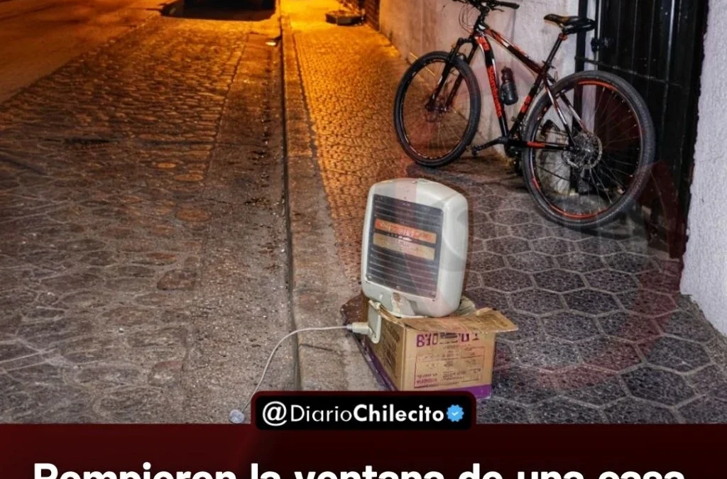 Rompieron la ventana de una casa, escaparon y dejaron los objetos tirados al ser vistos. Una bicicleta quedó vinculada a la causa.