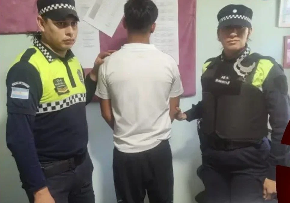 Un alumno llevó un arma a una escuela en Tucumán y la ministra de Educación pidió mayor compromiso de las familias.