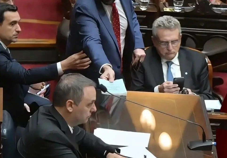 Un diputado acorraló a Adorni con preguntas que no puede responder, y Martín Menem le apagó el micrófono porque no lo trataba de usted.