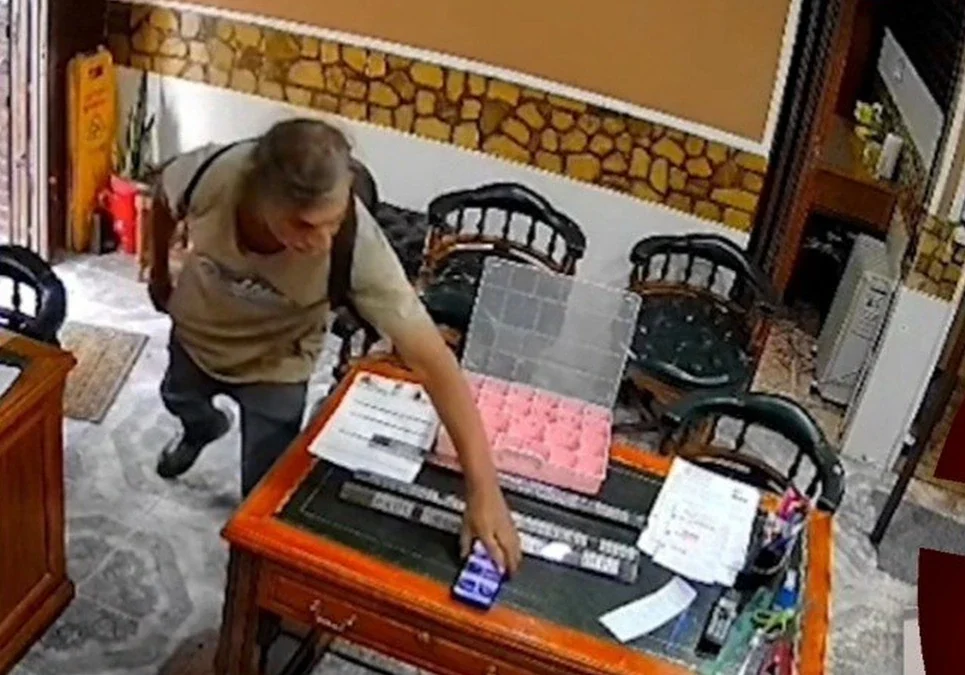 Un ladrón irrumpió en una casa velatoria de Buenos Aires, sustrajo objetos de trabajo y pertenencias de un ataúd.