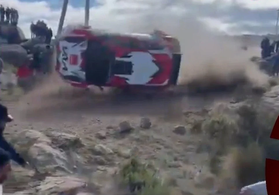 Un muerto y dos heridos en el Rally Sudamericano: un auto volcó contra el público en Mina Clavero, Córdoba.