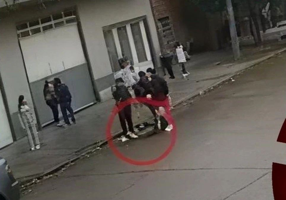 Violento ataque a la salida de una secundaria: una mujer apuñaló a un alumno en el cuello y escapó fue en San Martín, Buenos Aires.