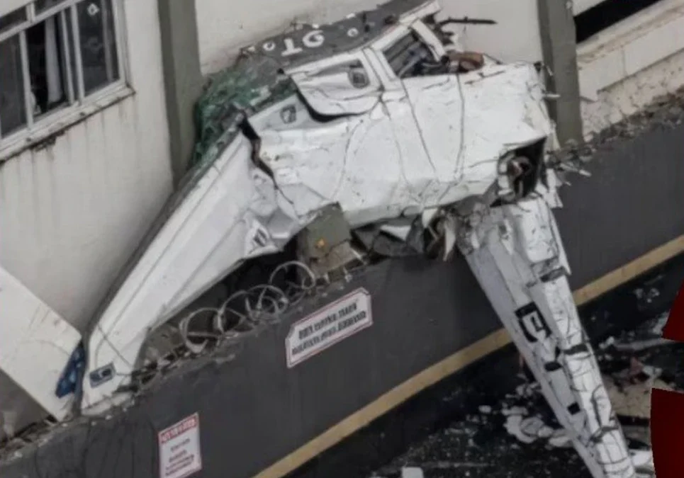 Accidente aéreo en Belo Horizonte: fallecieron el piloto y el copiloto al caer su avioneta en un estacionamiento.