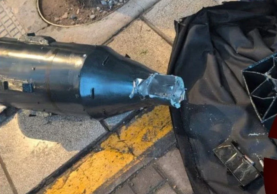 Alerta por un bolso sospechoso en la Cámara del Crimen de Buenos Aires: hallaron una réplica de bomba con inscripciones en árabe.