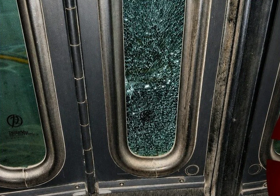 Atacaron a piedrazos un colectivo de la línea San Nicolás y suspendieron el servicio de transporte en esa zona por seguridad.