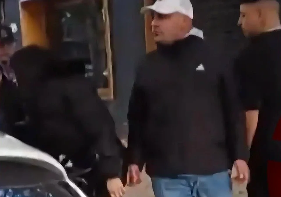 Caos y violencia en La Plata: chocó a dos autos, intentó fugarse, hirió a un agente de tránsito y terminó detenido.