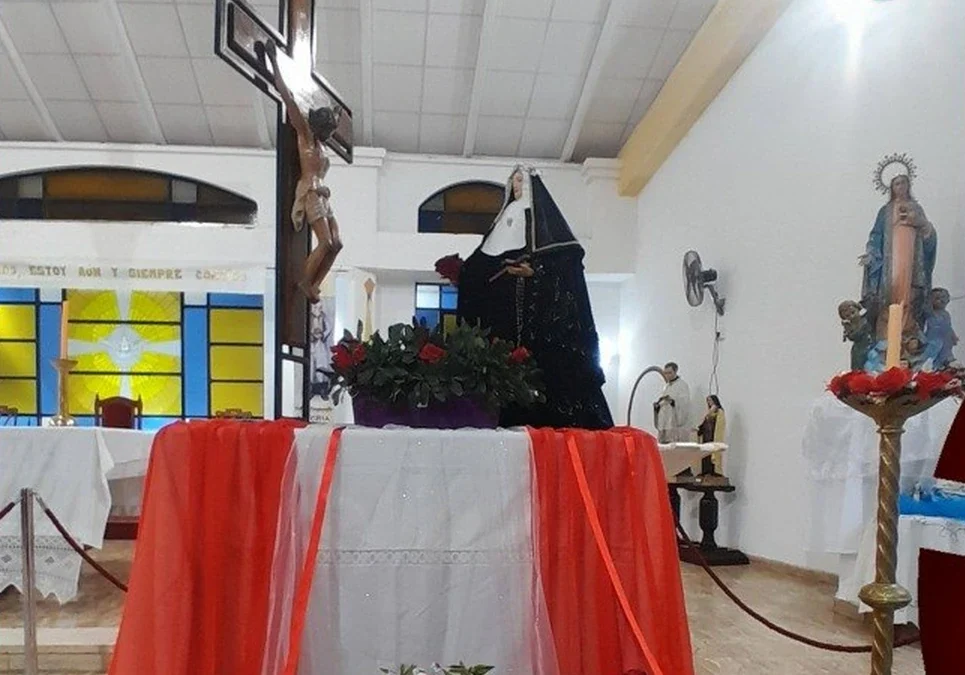 Chilecito se prepara para la Fiesta Patronal de Santa Rita: exhiben vestidos antiguos de la imagen.