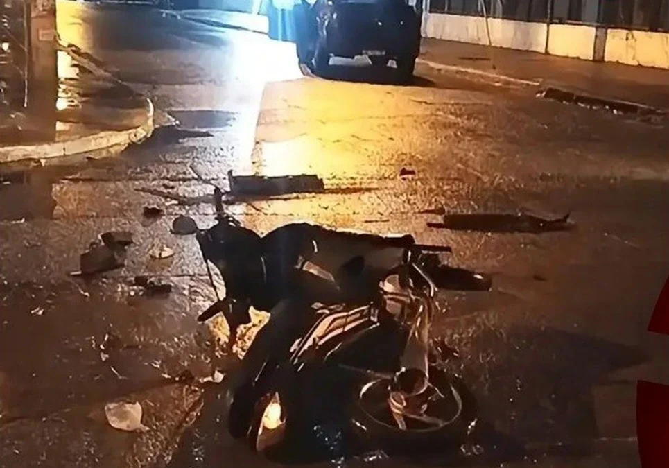 Choque en Chilecito: motociclista alcoholizada y en contramano terminó internada tras colisionar con un auto.