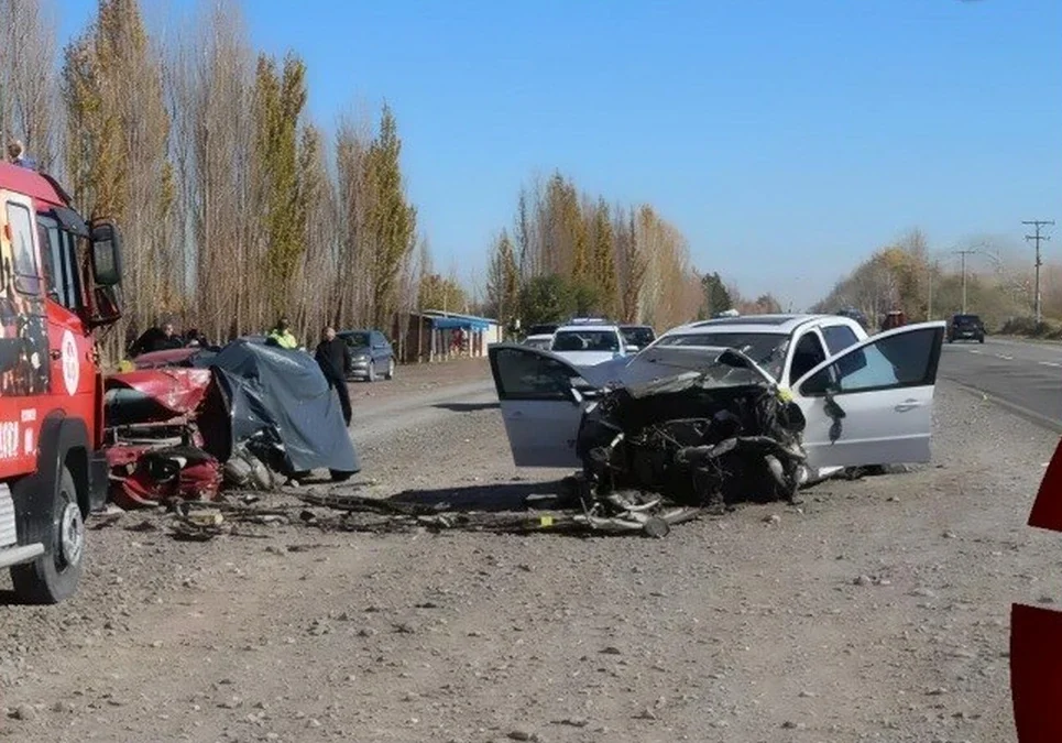 Choque frontal en la Ruta Nacional 22: un muerto y tres heridos tras una colisión en Cervantes, Río Negro.