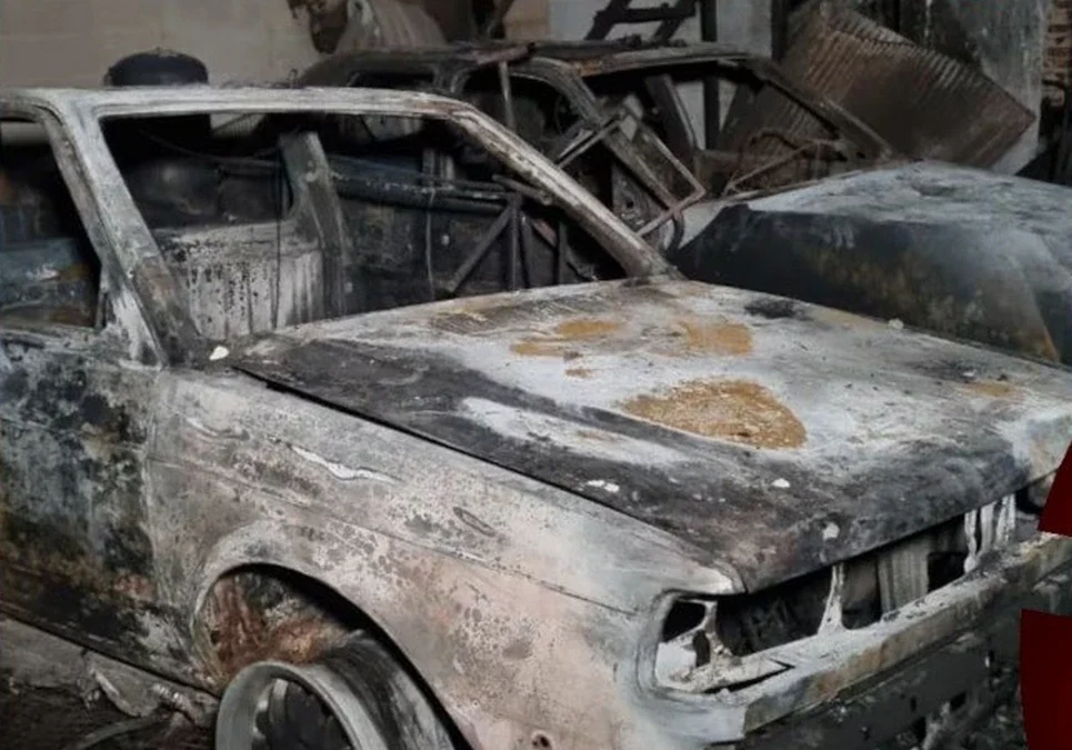 Cinco autos destruidos y pérdidas totales tras el incendio de un taller de chapa y pintura en Córdoba.