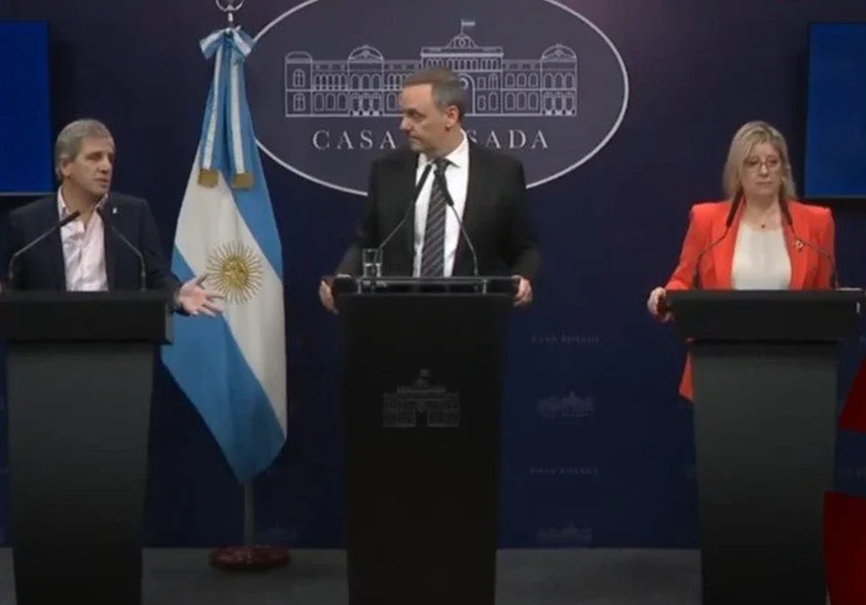 «¿Cobraron sobresueldos?»: Caputo cuestionó la pregunta y Adorni dijo que la conferencia era para destacar la gestión.