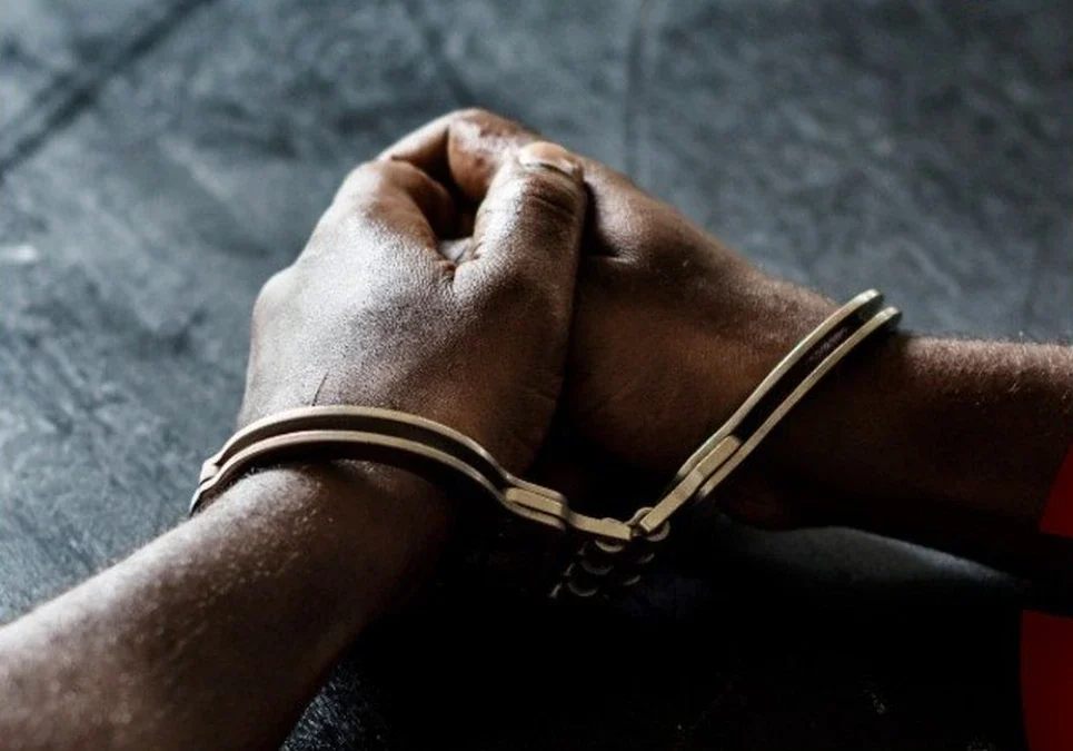 Condenaron a 4 años de prisión al conductor que chocó un cartel nomenclador y mató a una mujer al conducir alcoholizado.